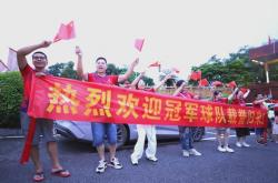 lol合区-欢呼声不断，球队凭借默契合作获胜
