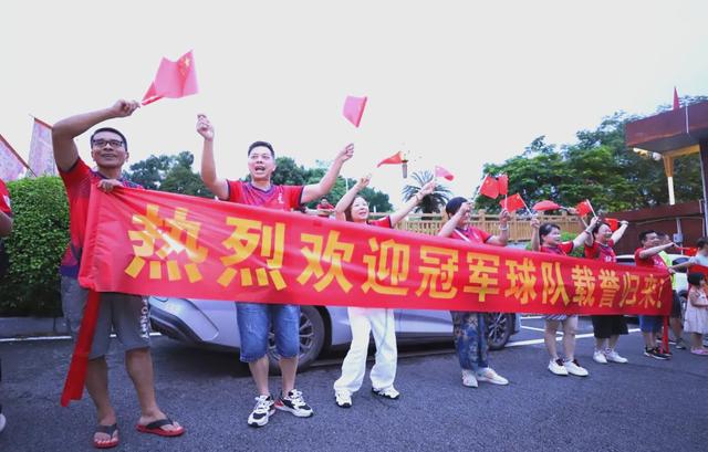 欢呼声不断，球队凭借默契合作获胜