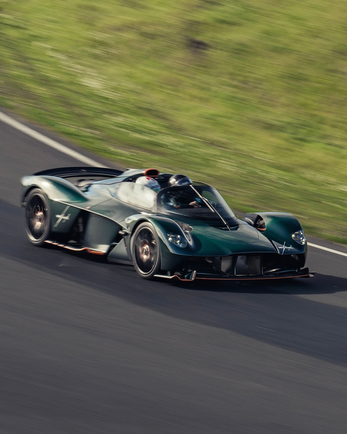 关于阿斯顿马丁鏖战梅赛德斯，诺里斯状态火热的信息